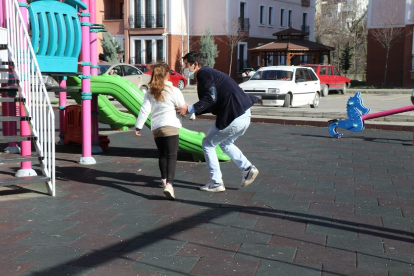 Zonguldak'ta küçük kızını haciz yoluyla annesinden alan baba parkta çocuklar gibi eğlendi - Resim: 1