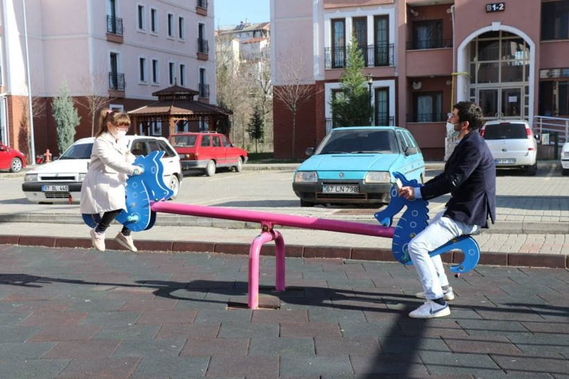 Zonguldak'ta küçük kızını haciz yoluyla annesinden alan baba parkta çocuklar gibi eğlendi - Resim: 2