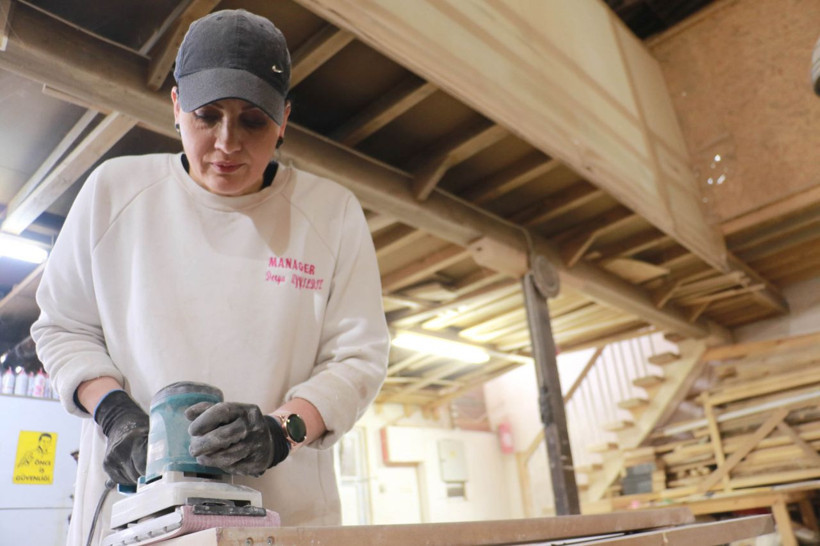 Tercümandı bıraktı! Samsun'da 1 çocuk annesi ahşap ustası oldu - Resim: 1