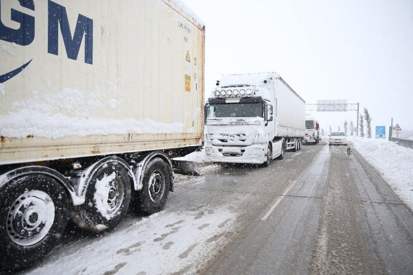 Balıkesir-Bursa karayolu felç! Kar esareti 25 kilometrelik kuyruk oluşturdu - Resim: 1