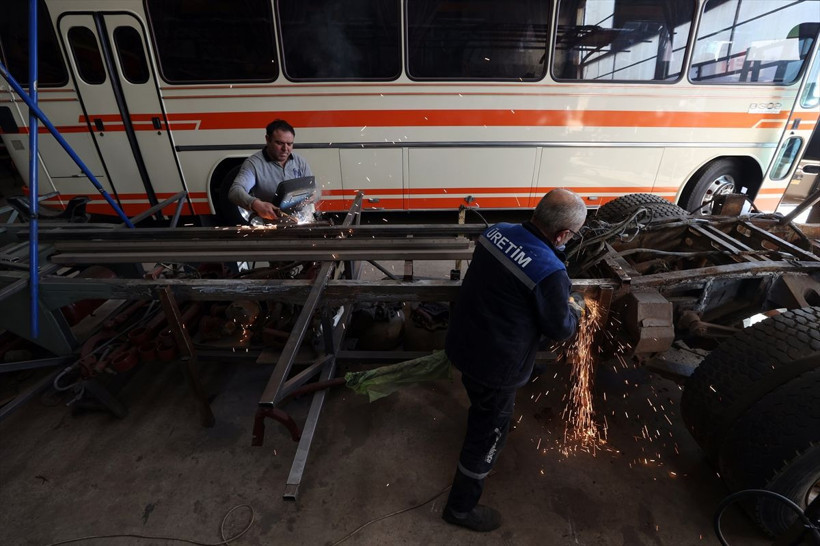 Türkiye'de bir ilk! 60-70 yaşındaki "emekliye ayrılmış" otobüsler ilk günkü haline geliyor - Resim: 4