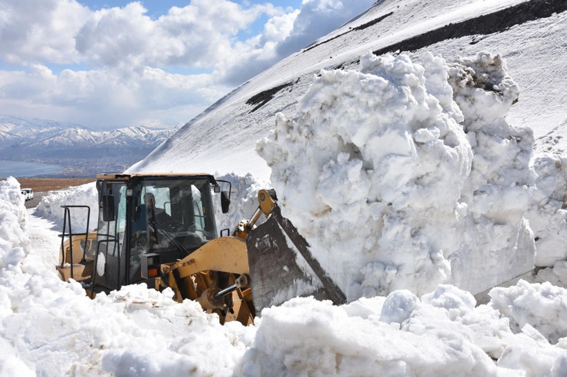 Nemrut Dağı'nda kar kalınlığı 10 metreyi aştı ekiplerin zorlu mücadelesi - Resim: 4