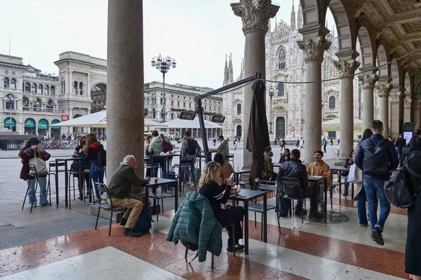 Covid-19 salgınından büyük ölçüde etkilenen İtalya yeniden açıldı: Halk sokaklara akın etti - Resim: 1