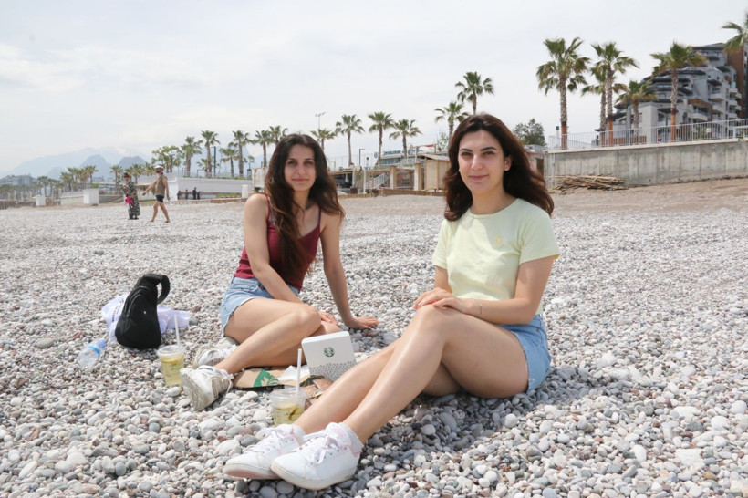 17 günlük kapanma öncesi Antalya'da plajlar doldu taştı! Denizin keyfini çıkardılar - Resim: 2