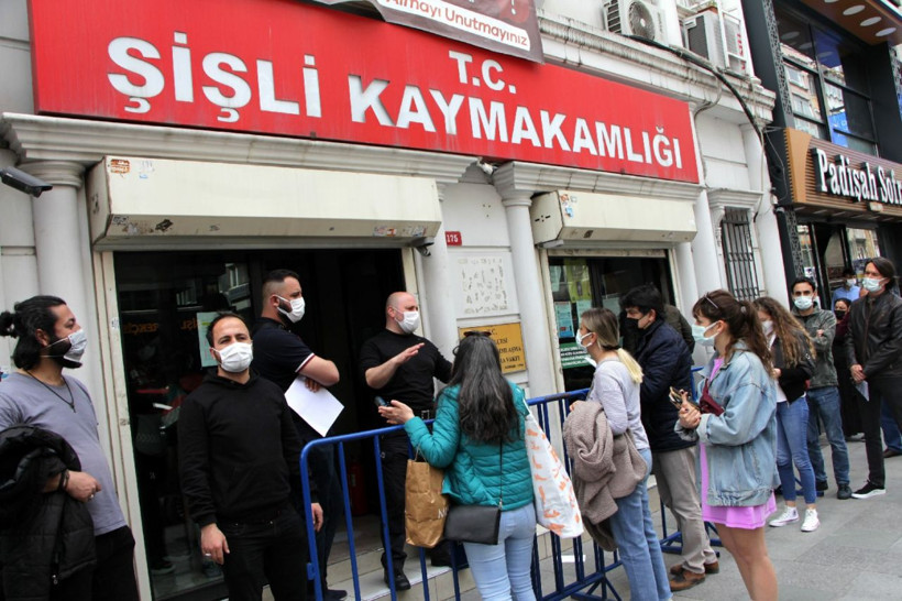 Seyahat izin belgesi almak isteyenler kaymakamlıklara akın etti - Resim: 2