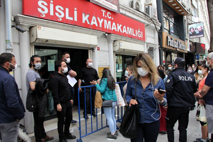 Seyahat izin belgesi almak isteyenler kaymakamlıklara akın etti - Resim: 3