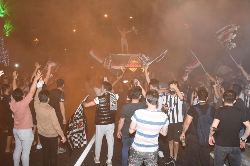 Şampiyonluk sevinci kısıtlama dinlemedi Beşiktaş taraftarları sokaklarda kutlama yaptı - Resim: 4