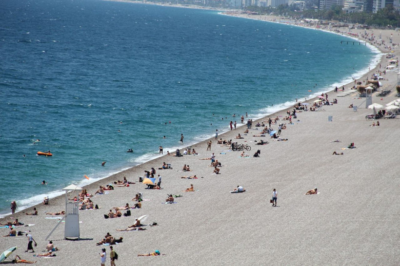 17 günün sonunda plajlara akın ettiler! Antalya Mersin'de salgın unutuldu - Resim: 1