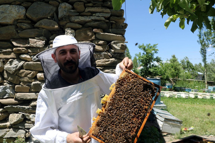 Hakkari'de arıcılıkla 10 çocuk büyüttü mesleklerini duyan şaştı kaldı - Resim: 4