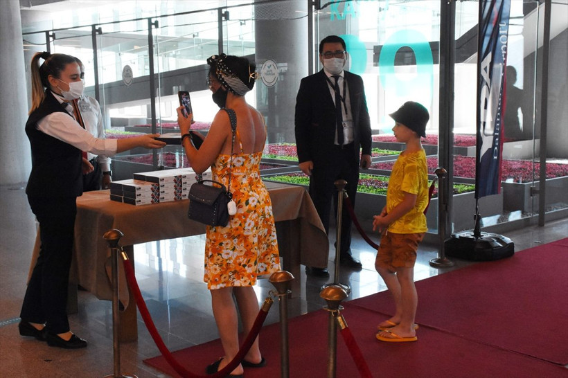 Rusya'dan ilk turist kafilesi Muğla'ya geldi Türk lokumuyla karşılandılar - Resim: 2