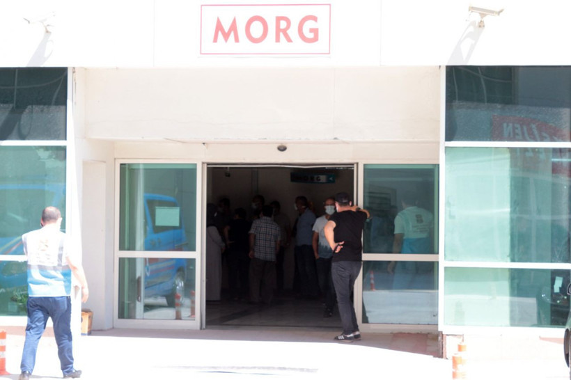 Balıkesir'de 15 kişinin öldüğü kazada morg önünde büyük acı! Cenazeleri alanlar gözyaşlarına boğuldu - Resim: 1