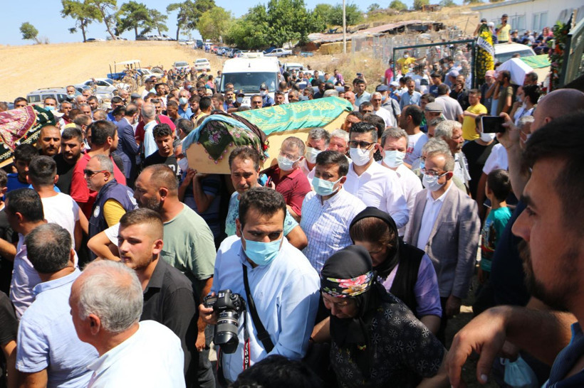 İzmir'de türbe dönüşü uçuruma yuvarlandılar! Ölen 7 kişi son yolculuklarına uğurlandı - Resim: 4