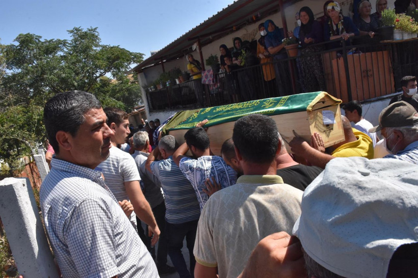 İzmir'de türbe dönüşü uçuruma yuvarlandılar! Ölen 7 kişi son yolculuklarına uğurlandı - Resim: 3