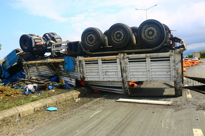 Trabzon'da TIR dehşeti! Lastiği patlayınca karşı şeride geçip cipe çarptı can kaybı var - Resim: 2