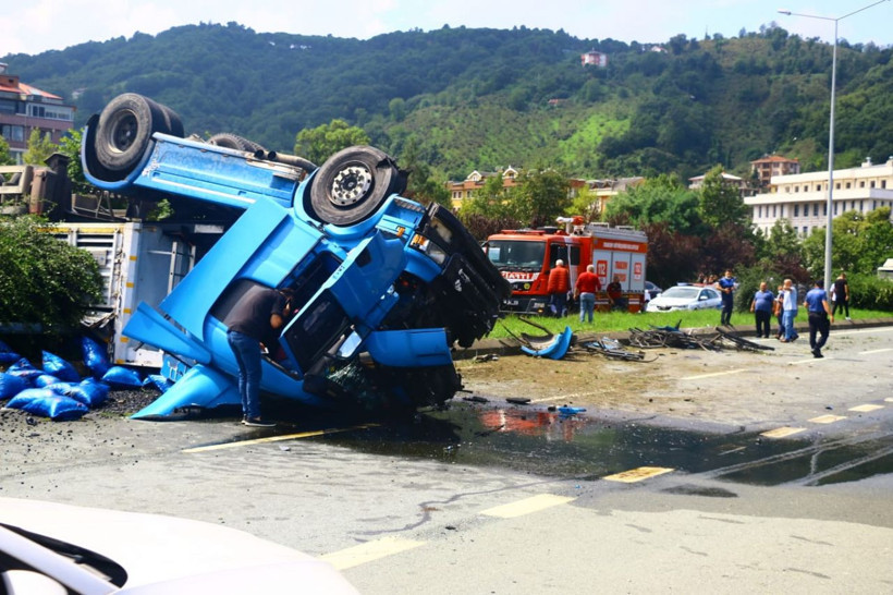 Trabzon'da TIR dehşeti! Lastiği patlayınca karşı şeride geçip cipe çarptı can kaybı var - Resim: 1