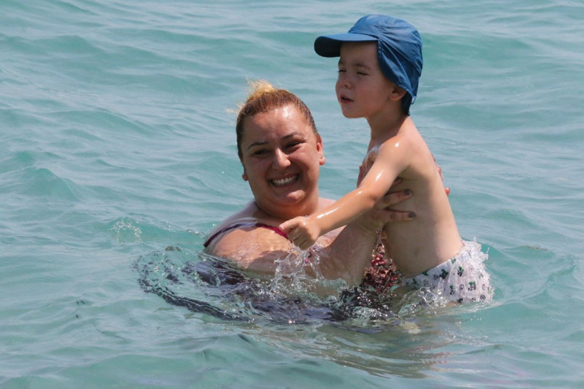 Turizm kenti Antalya'da sahiller tıklım tıklım doldu - Resim: 4