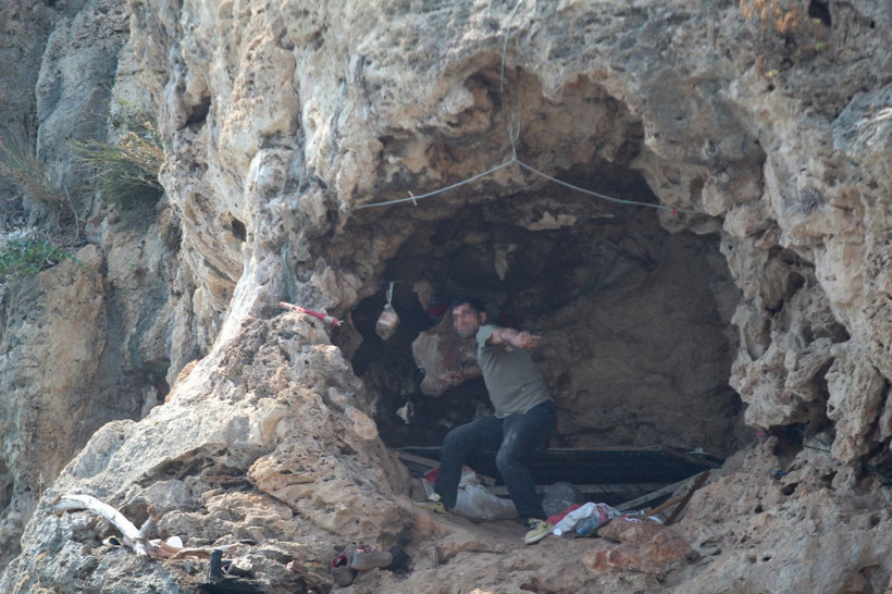 Falezlerdeki mağarada yaşıyor! Zabıta mağaraya giden yolu bile bulamadan döndü - Resim: 1