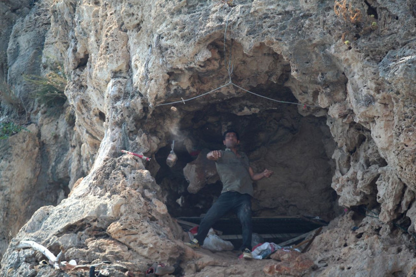 Falezlerdeki mağarada yaşıyor! Zabıta mağaraya giden yolu bile bulamadan döndü - Resim: 2