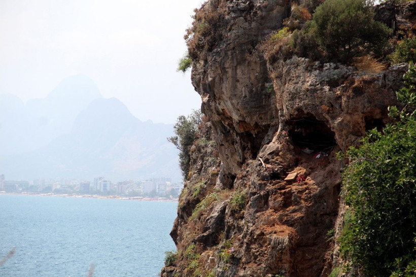 Falezlerdeki mağarada yaşıyor! Zabıta mağaraya giden yolu bile bulamadan döndü - Resim: 3