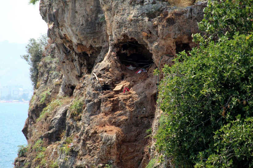 Falezlerdeki mağarada yaşıyor! Zabıta mağaraya giden yolu bile bulamadan döndü - Resim: 4