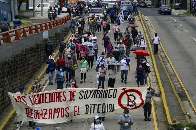 El Salvador'da Bitcoin'in yasal para birimi olarak kabul edilmesi protesto edildi - Resim: 2