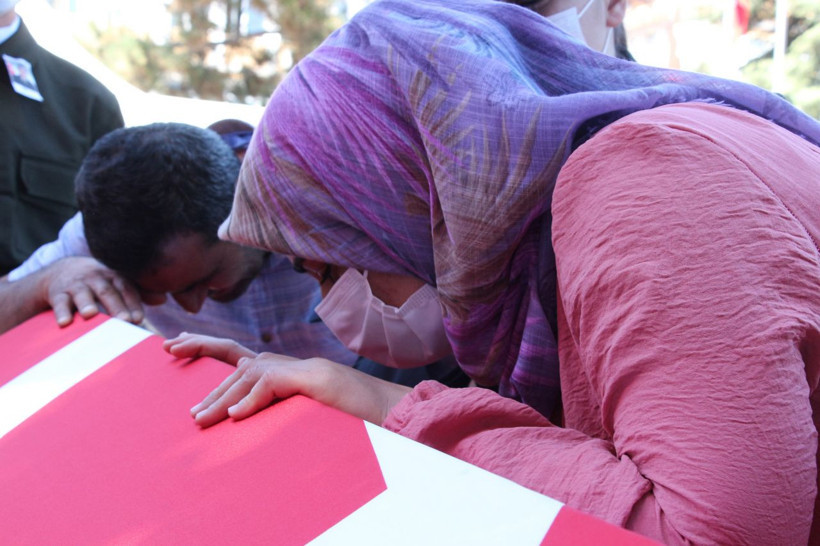 Şehit Muammer Yiğit'in cenaze töreni; 6 aylık oğlu tabutuna dokunarak veda etti - Resim: 1