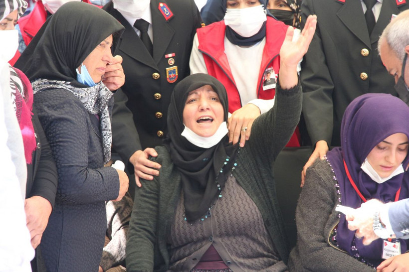 Şehit Muammer Yiğit'in cenaze töreni; 6 aylık oğlu tabutuna dokunarak veda etti - Resim: 4