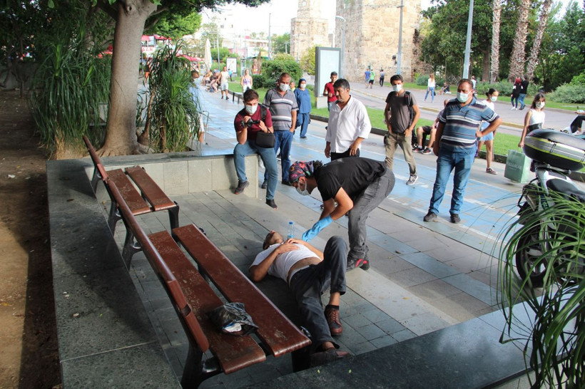 Antalya'da yerde görenler öldü sandı! Gerçek bakın ne çıktı: Rahatsızız, görüntü kötü - Resim: 3