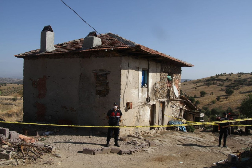 Manisa Kula'da korkunç olay! Babasını boğazını kesip ablasına haber verdi - Resim: 3