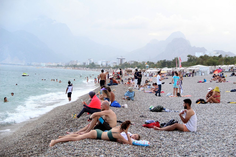 Antalya'da turistler plajlara akın etti! Denizin keyfini çıkardılar: Moskova’da üşüyorduk - Resim: 1