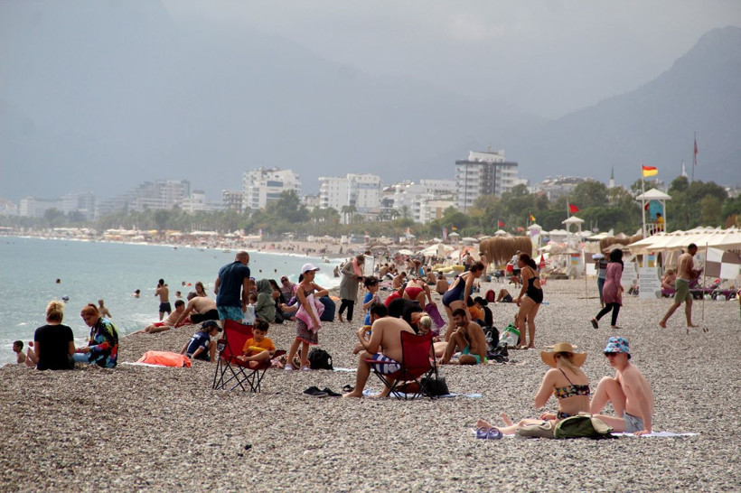 Antalya'da turistler plajlara akın etti! Denizin keyfini çıkardılar: Moskova’da üşüyorduk - Resim: 2