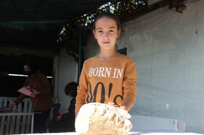 10 yaşındaki küçük kız tarlada tesadüfen buldu! Manisa'da heyecanlandıran keşif: İlk defa gördüm - Resim: 1