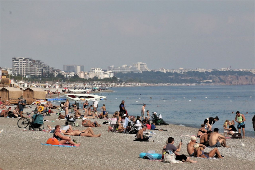 Antalya'da sıcak havayı gören sahile koştu! Turistler denizin keyfini çıkardı - Resim: 2