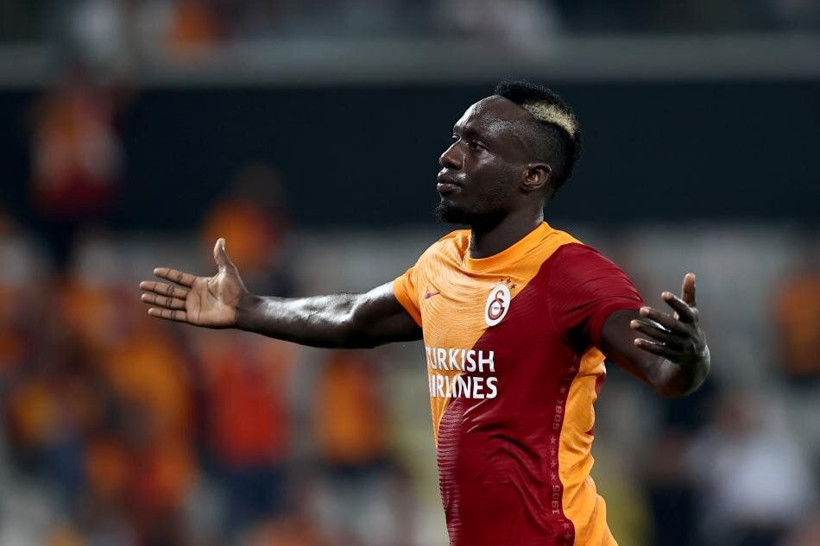 Galatasaraylı Diagne banyodan canlı yayın yaptı İrem Derici'yi mest etti - Resim: 2