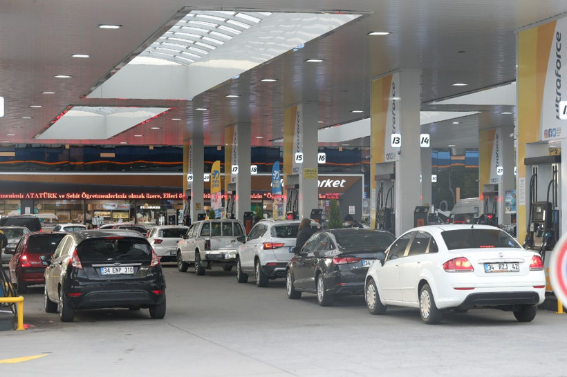 Zam öncesi akaryakıt istasyonlarında kuyruk oluştu - Resim: 2
