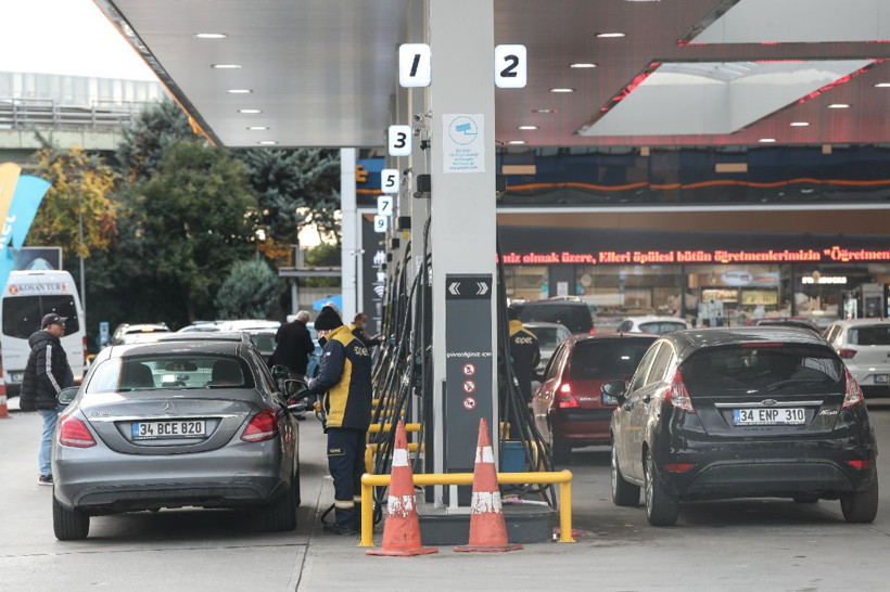 Zam öncesi akaryakıt istasyonlarında kuyruk oluştu - Resim: 4