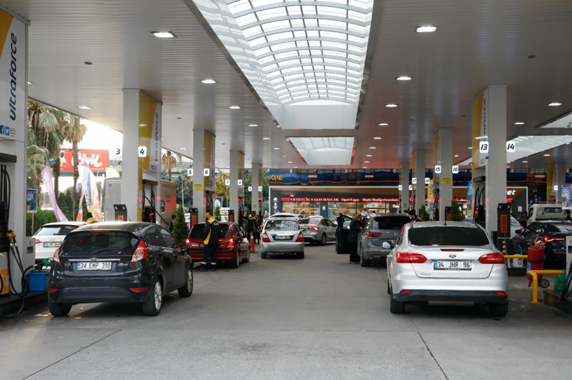 Zam öncesi akaryakıt istasyonlarında kuyruk oluştu - Resim: 3