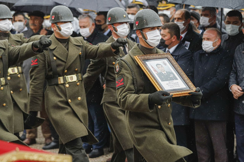 Şehit Binbaşı Mete Yıldırım son yolculuğuna uğurlandı - Resim: 2