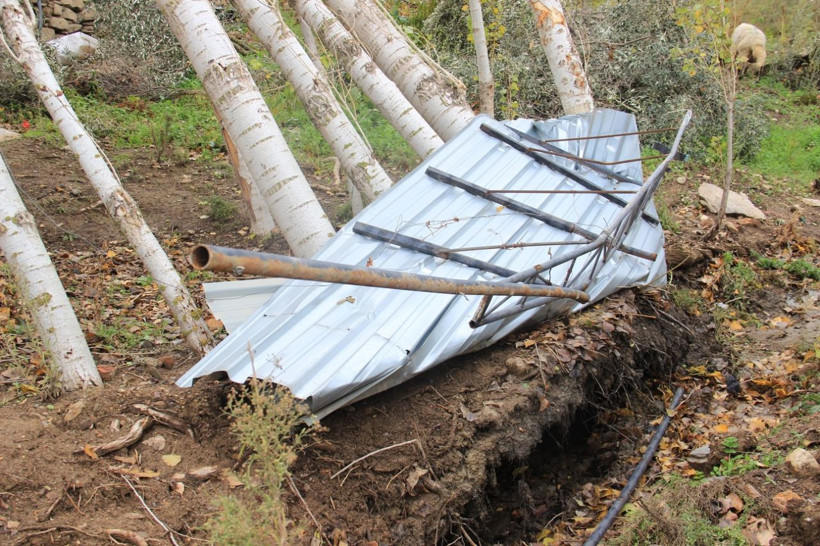 Aydın'da sabah uğultu sonrası köy felaketi yaşadı! Yerle bir oldu: Çatılar uçmaya başladı - Resim: 1