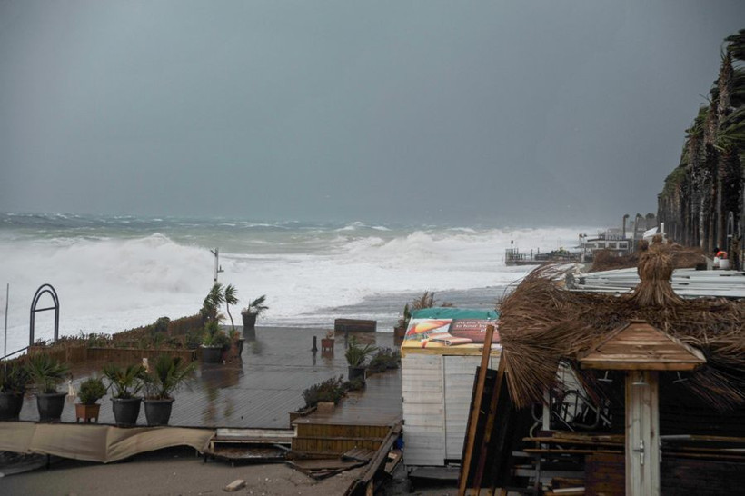 Antalya'da kuvvetli rüzgar ve sağanak etkili oluyor! Ağaçlar devrildi, çatılar uçtu - Resim: 4