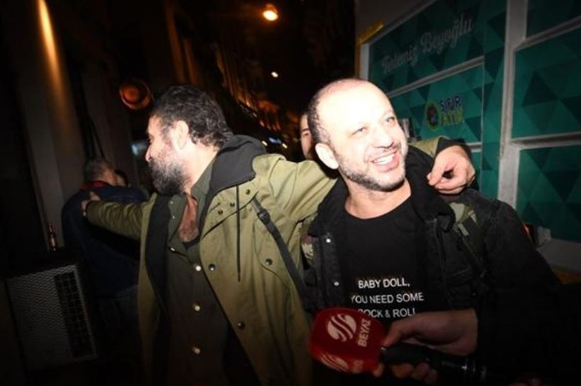 Nejat İşler alkolün dozunu kaçırdı, muhabirlere önce küfür sonra el hareketi... - Resim: 4