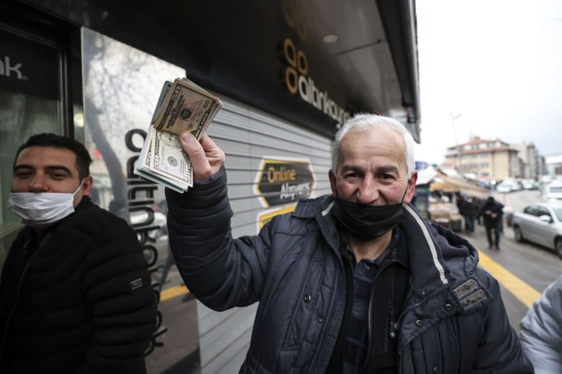 Bugün döviz bürolarında kuyruk vardı! Dolarını kapan panik halinde koştu! - Resim: 1