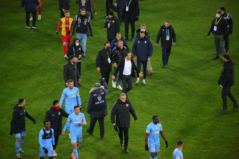 Yeni Malatyaspor Başkanı Adil Gevrek maçın bitmesiyle hakem Hüseyin Göçek'e saldırdı - Resim: 3