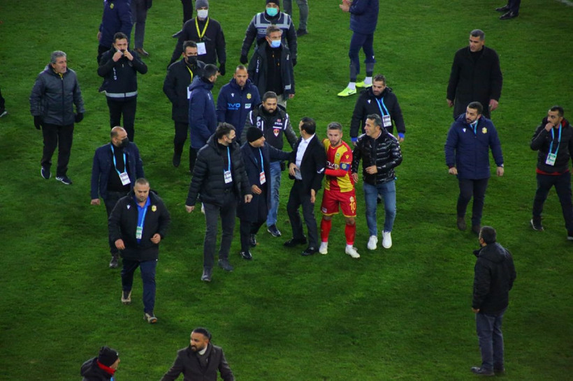 Yeni Malatyaspor Başkanı Adil Gevrek maçın bitmesiyle hakem Hüseyin Göçek'e saldırdı - Resim: 4