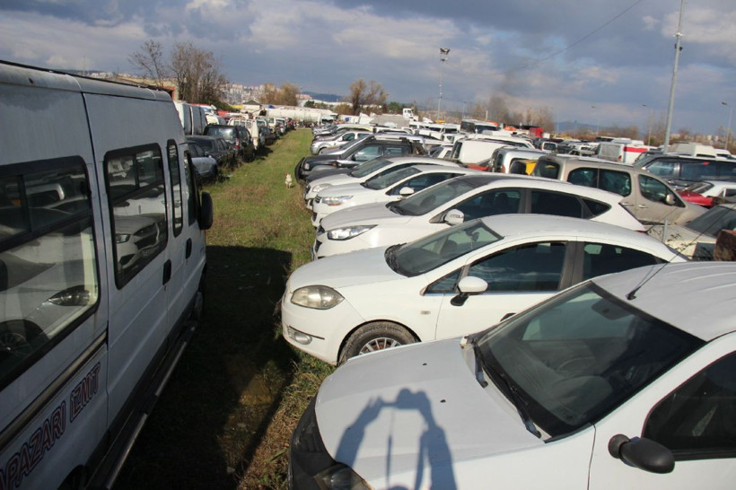 Kocaeli'de yüzlerce araç yediemin otoparkında çürümeye terk edildi - Resim: 4