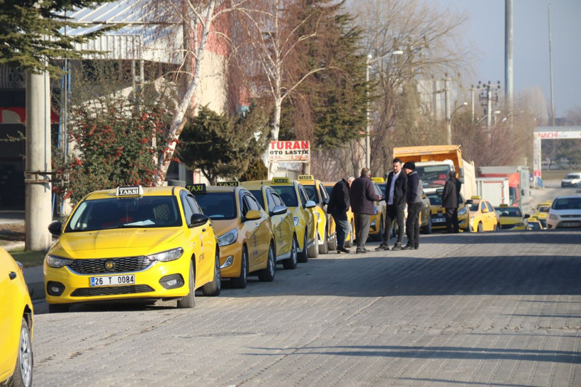 5 dakikalık iş için 850 TL! Taksiler metrelerce kuyruk oluştu: Dolar üzerinden belirleniyor - Resim: 2