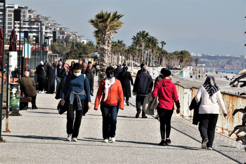 Sıcak havayı gören Antalya'da sahile koştu! Denizin keyfini çıkardılar - Resim: 4