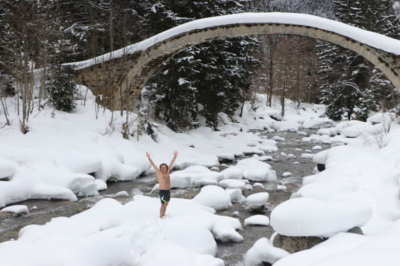 Kara aldırış etmeden Fırtına Deresi'nin buz gibi suyunda yüzdüler - Resim: 3