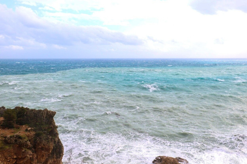 Denizin rengi herkesi şaşırttı! Antalya'da görenler hemen telefona sarıldı: 3 farklı renk şöleni - Resim: 1