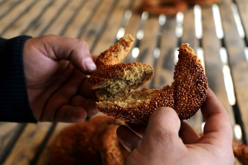 Adana'da günde sınırlı sayıda üretiliyor bu simidin tanesi 7 lira - Resim: 1